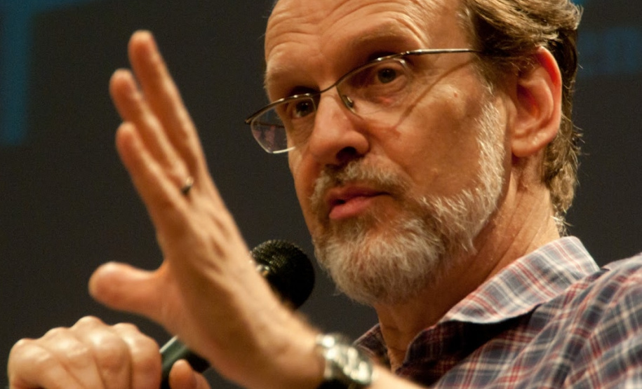Luís Augusto Fischer Durante a Oficina na BPP, Fischer passará pelas história da crítica brasileira, traçando um panorama desde os antigos suplementos até as atuais cadernos de cultura.