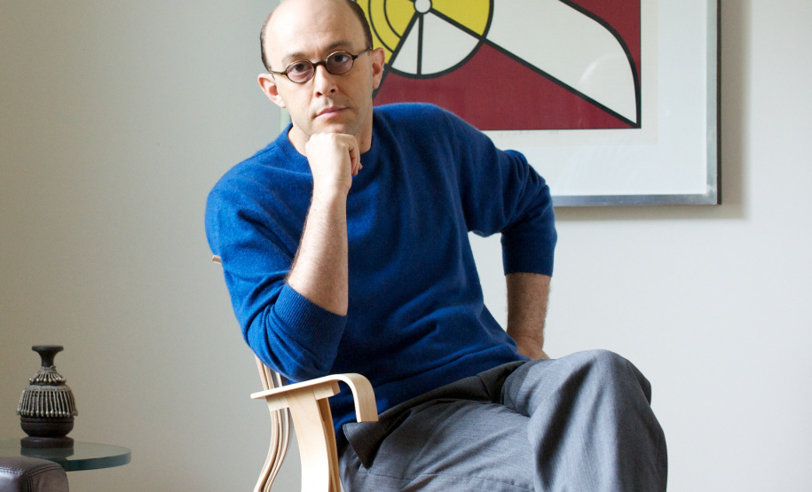 O livro de Vidal Porto narra a saga de um jovem da alta burguesia de São Paulo que viaja para Nova York em busca de outras experiências.