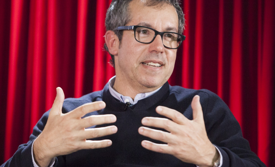 Bernardo Carvalho Carvalho revelou que leu pouco na infância, os pais não tiverem grandes bibliotecas em casa e ele só se interessou por literatura após os 20 anos.