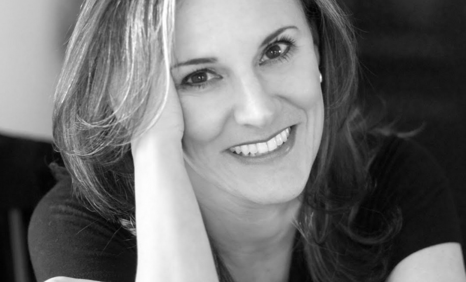 Curitibana, Luci é autora de 11 livros, nos gêneros conto, poesia e romance. Seu mais recente livro é Com que se pode jogar, de 2011.