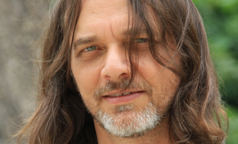 O músico e escritor carioca Marcos Assumpção apresenta, no Auditório Paul Garfunkel, o show “A Flor de Florbela”, com sonetos musicados da poetisa portuguesa Florbela Espanca.