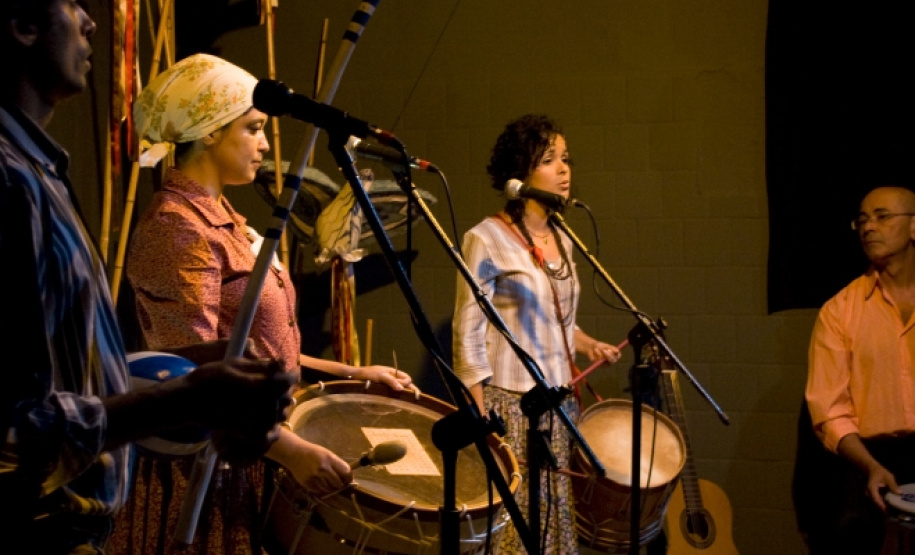 Mundaréu O espetáculo “Encanto de Brincar” é oriundo de projeto homônimo, realizado no Hospital Pequeno Príncipe em 2012.