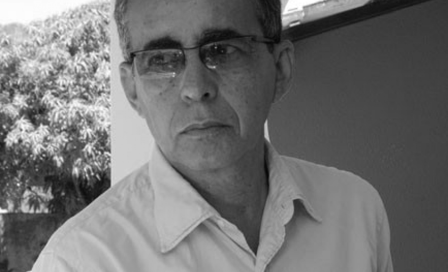 Antonio Carlos Viana nasceu em 1946, em Aracaju (SE). É mestre em teoria literária pela PUCRS e doutor em literatura comparada pela Universidade de Nice, na França.