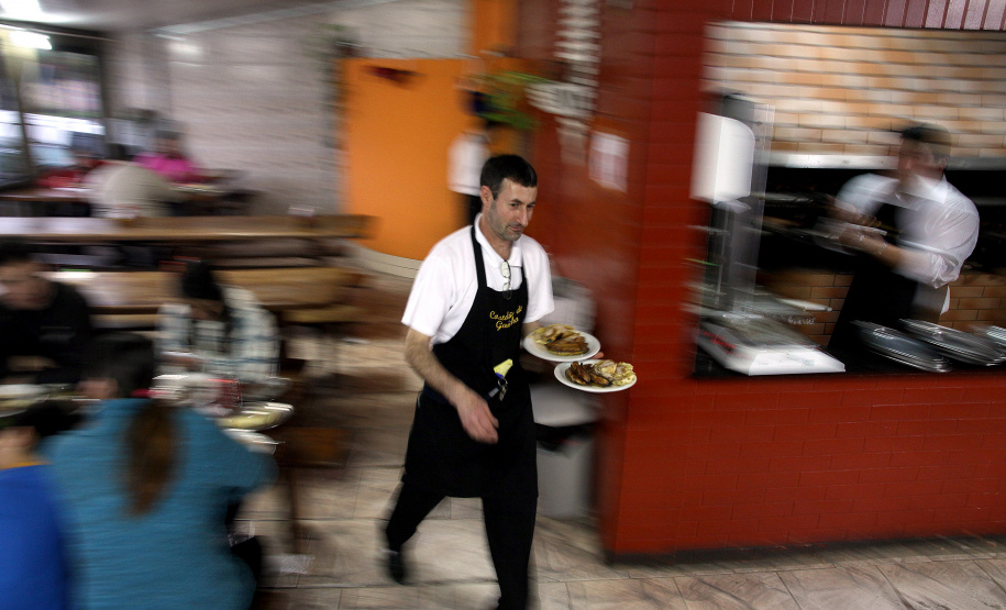 Ivanir, garçom do Costelão Gaúcho (mais conhecido como Costelão Vila Hauer), já testemunhou todo tipo de extravagância no duelo homem x carne.