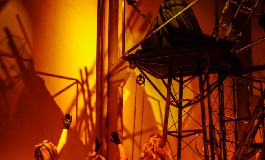 A mostra foi concebida a partir do espetáculo Babel, encenado entre 17 de outubro a 3 de novembro de 2013 em um espaço alternativo da Universidade Tecnológica Federal do Paraná, e retrata os bastidores da peça.