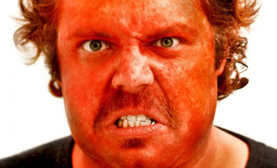 Leprevost se apresenta com voz e violão, acompanhado do produtor musical Eugênio Fim no violão, que produziu seu mais recente disco, Já tive uns ataques, vou ter mais síncope.