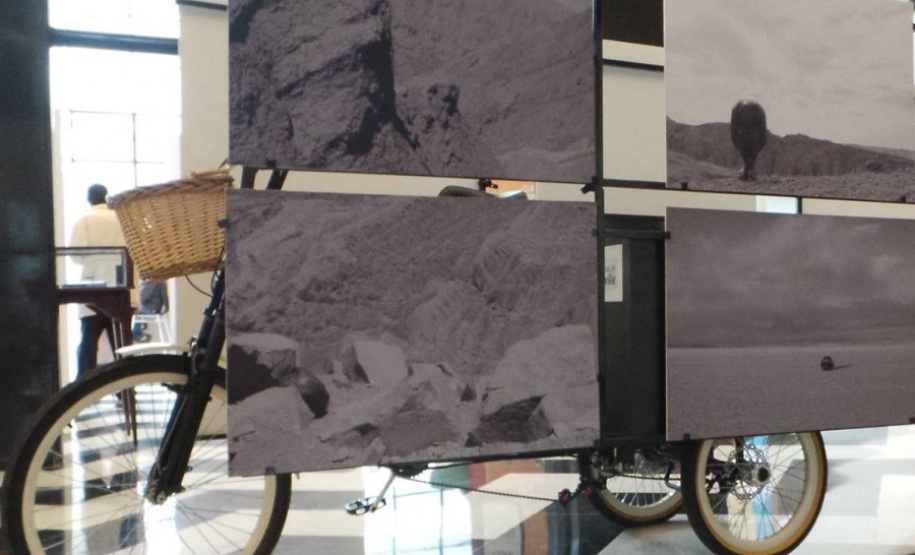 Biblioteca recebe mostra de fotografias instalada em uma bicicleta