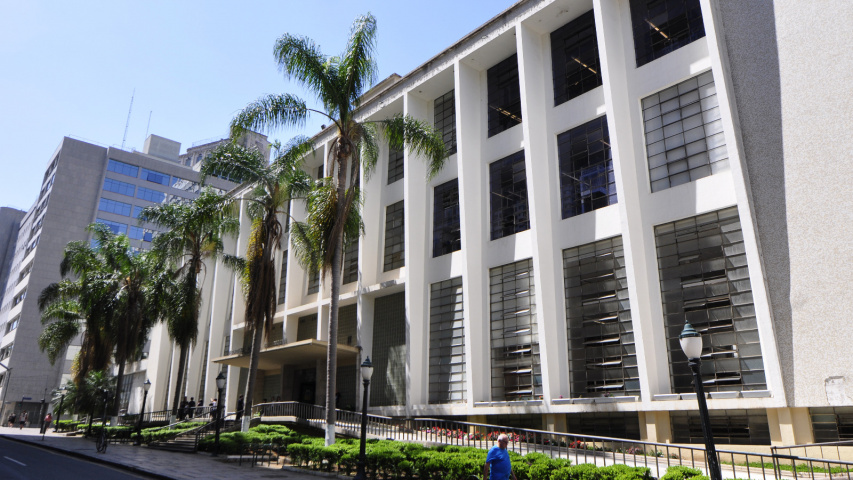 Fachada da Biblioteca Pública do Paraná